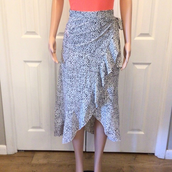 NWOT Shein Womens White & Black Spotted Ruffle Trim Midi Wrap Skirt Size Small - Picture 1 of 7